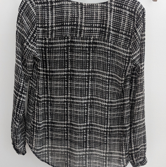 Black and white blouse. - Picture 3 of 4